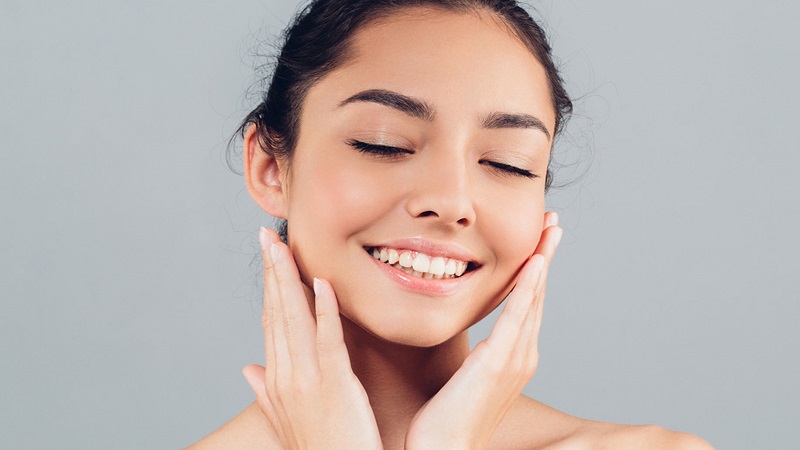 بهترین مطب زیبایی اصفهان با تزریق ژل ، خط خنده را محو کنید .