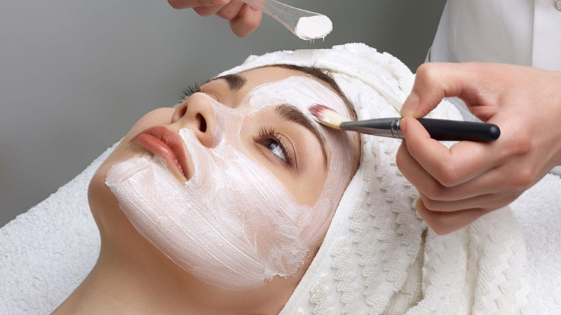 بهترین مطب زیبایی اصفهان | مزایای پیلینگ شیمیایی