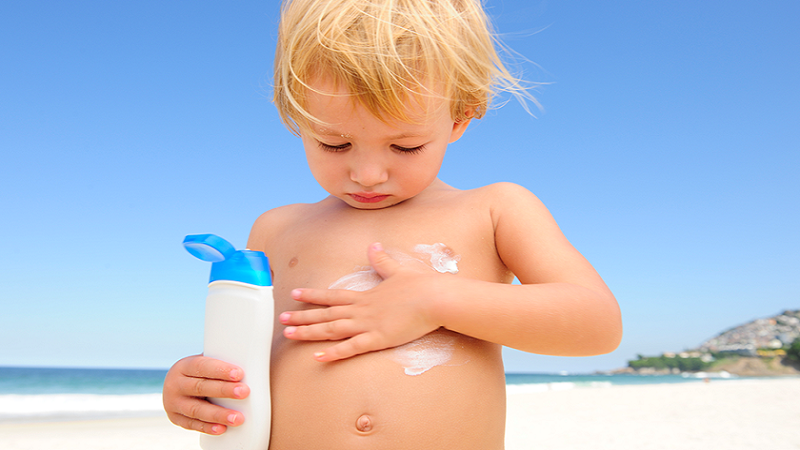 نکات مهم در انتخاب ضد آفتاب کودکان | بهترین مطب زیبایی اصفهان