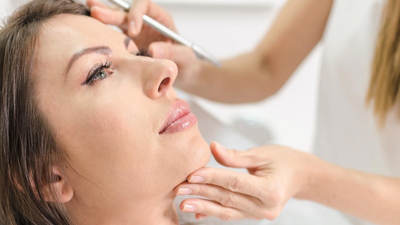 عوارض و مزایای بوتاکس برای درمان عدم تقارن صورت | بهترین مطب زیبایی اصفهان