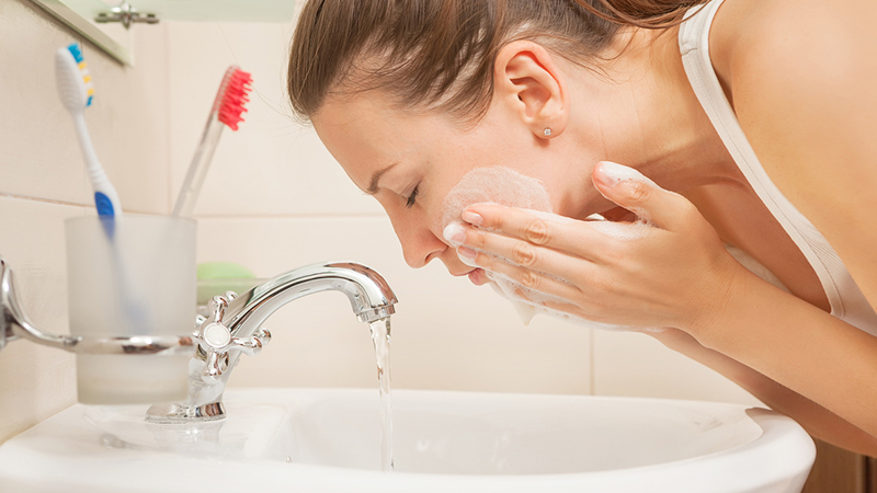 شستن صورت بعد از بوتاکس | بهترین مطب زیبایی اصفهان