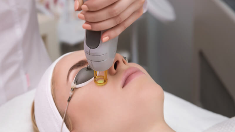 مزایا و معایب جوانسازی پوست با لیزر | تزریق ژل و بوتاکس اصفهان