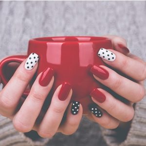 فرق ژلیش با کاشت ناخن | بهترین مطب زیبایی اصفهان - تزریق ژل و بوتاکس اصفهان