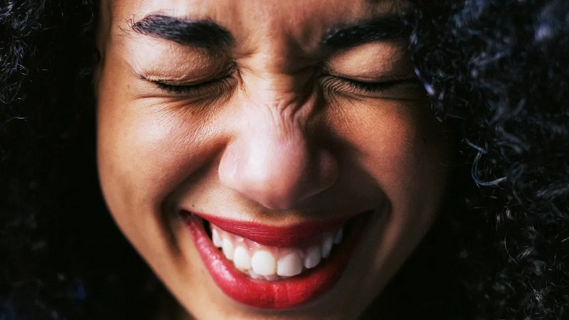 کاهش خطوط خنده در اطراف چشم | بهترین مطب زیبایی اصفهان - تزریق ژل و بوتاکس اصفهان