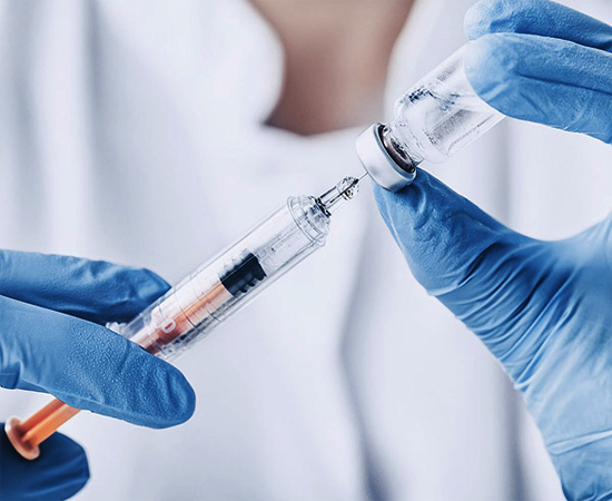 فیلر و دستکش جراحی با پس‌زمینه سفید